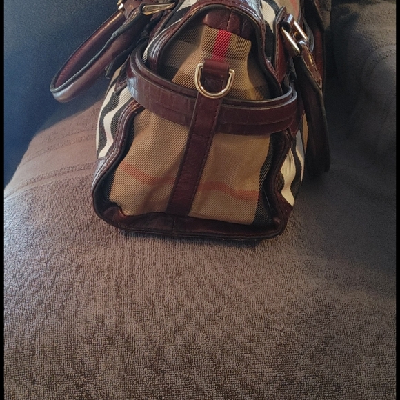 AUTHENTIC BURBERRY PURSE - Picture 6 of 10